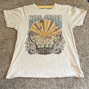 “Here Comes The Sun” Graphic Crew Neck Tee/ Altar’d State/ Women XS